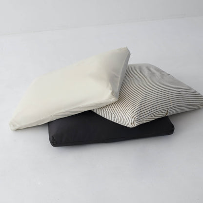 グレージュ、チャコールグレー、ホワイトストライプのペットベッドが揃った画像、豊富なカラーバリエーションでおしゃれにくつろぐ