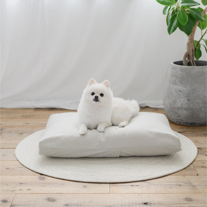 グレージュのペットベッド、シンプルで洗練されたデザインがインテリアにぴったり馴染む