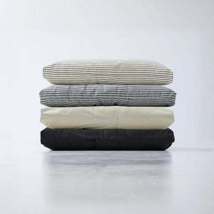 全カラーのペットベッドが並ぶシーン、グレージュ、チャコールグレー、ホワイトストライプ、グレーストライプでインテリアにぴったりな選択肢