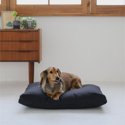 チャコールグレーのペットベッド、モダンでスタイリッシュなインテリアにぴったりマッチ