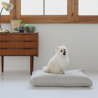 ホワイトストライプのペットベッド、インテリアに清潔感を与え、部屋を明るく演出