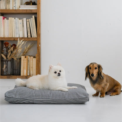 グレーストライプのペットベッド、シンプルでエレガントなデザインがインテリアに溶け込
